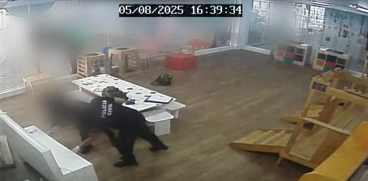 Policia civil já na sala, periciando o local q foi alterado.