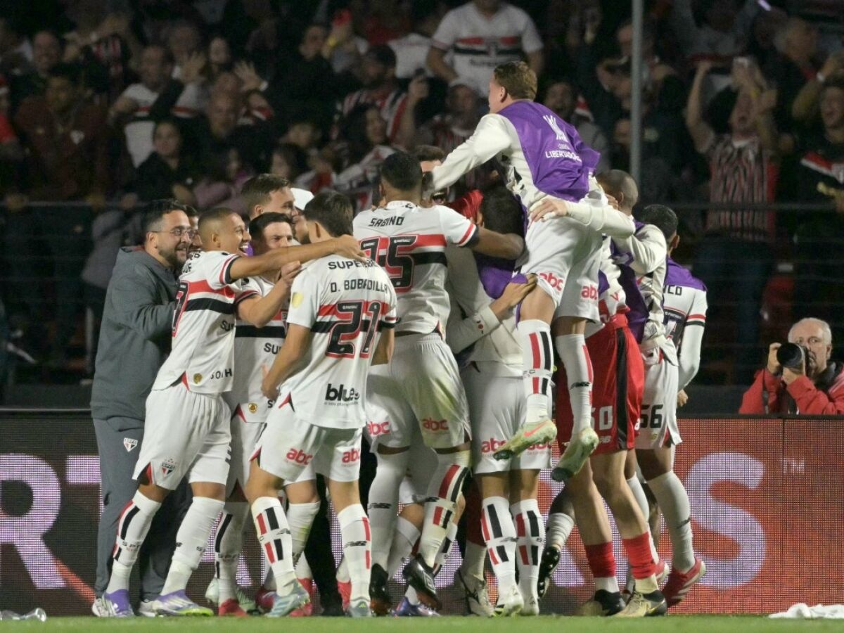 São Paulo comemora classificação nos pênaltis diante do Atlético Naciona