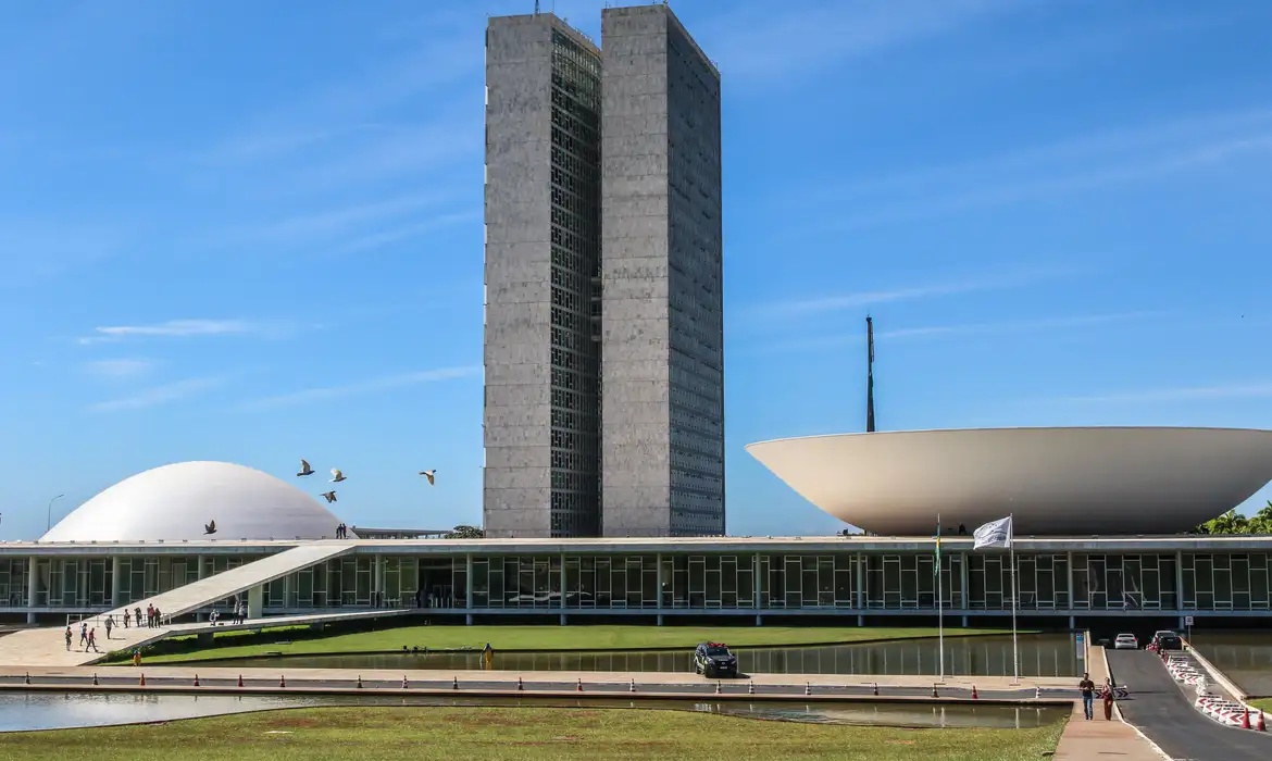aprova pena maior a quem fornecer drogas ou bebidas a menores