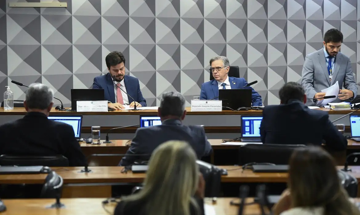 Aprova Tarifa social de energia elétrica