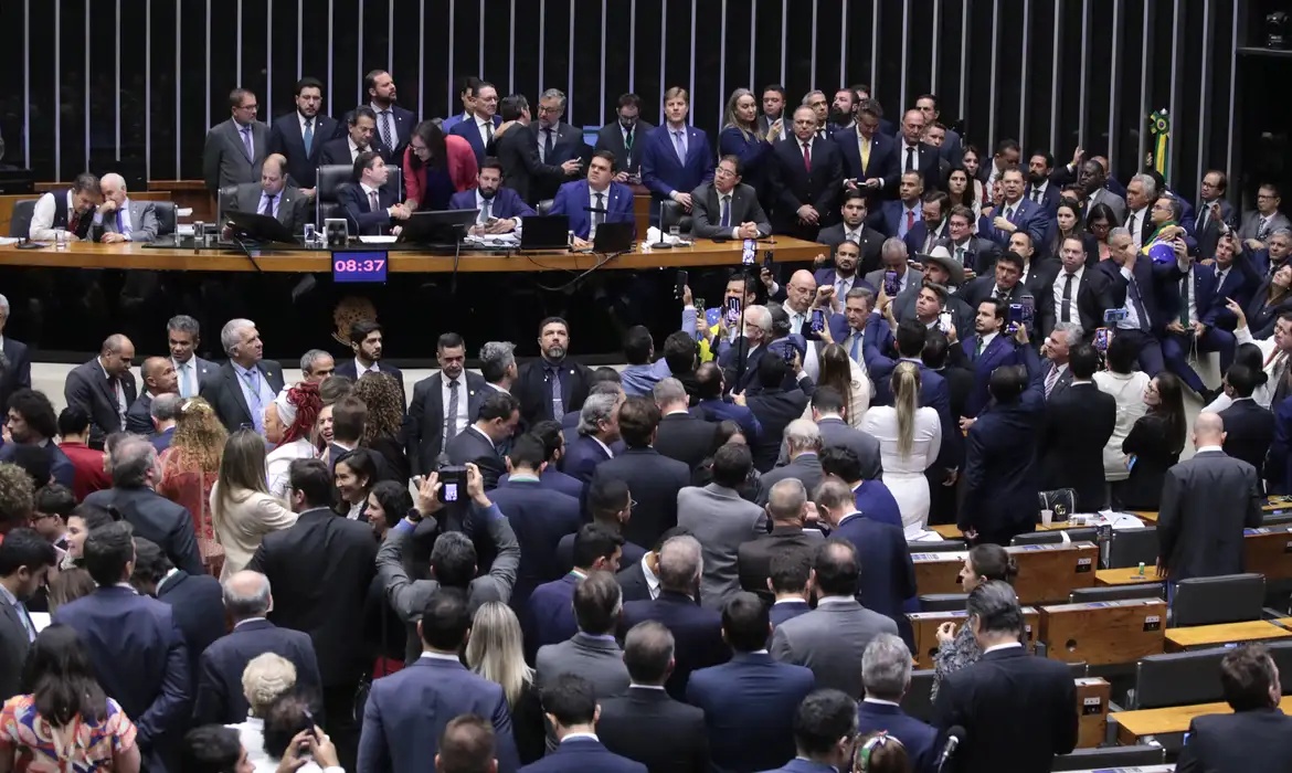 aprova urgência para projeto de anistia a golpistas