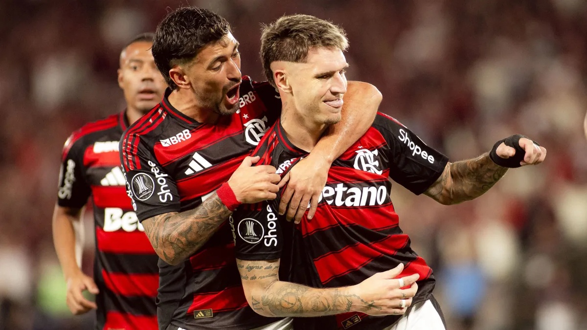 Arrascaeta e Varela comemoram gol do Flamengo contra o Estudiantes