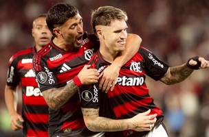 Arrascaeta e Varela comemoram gol do Flamengo contra o Estudiantes (Foto: Adriano Fontes/Flamengo)