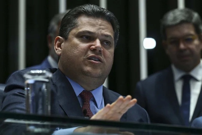 . Bolsonaristas se opõem ao avanço da proposta de Alcolumbre por não incluir ex-presidente.
