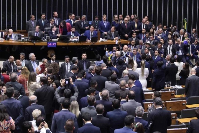 Câmara dos Deputados aprova urgência do projeto de anistia aos golpistas por 311 votos a 163