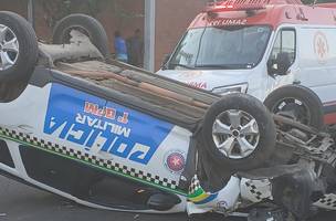 Carro capotou deixando três policiais feridos (Foto: Reprodução)