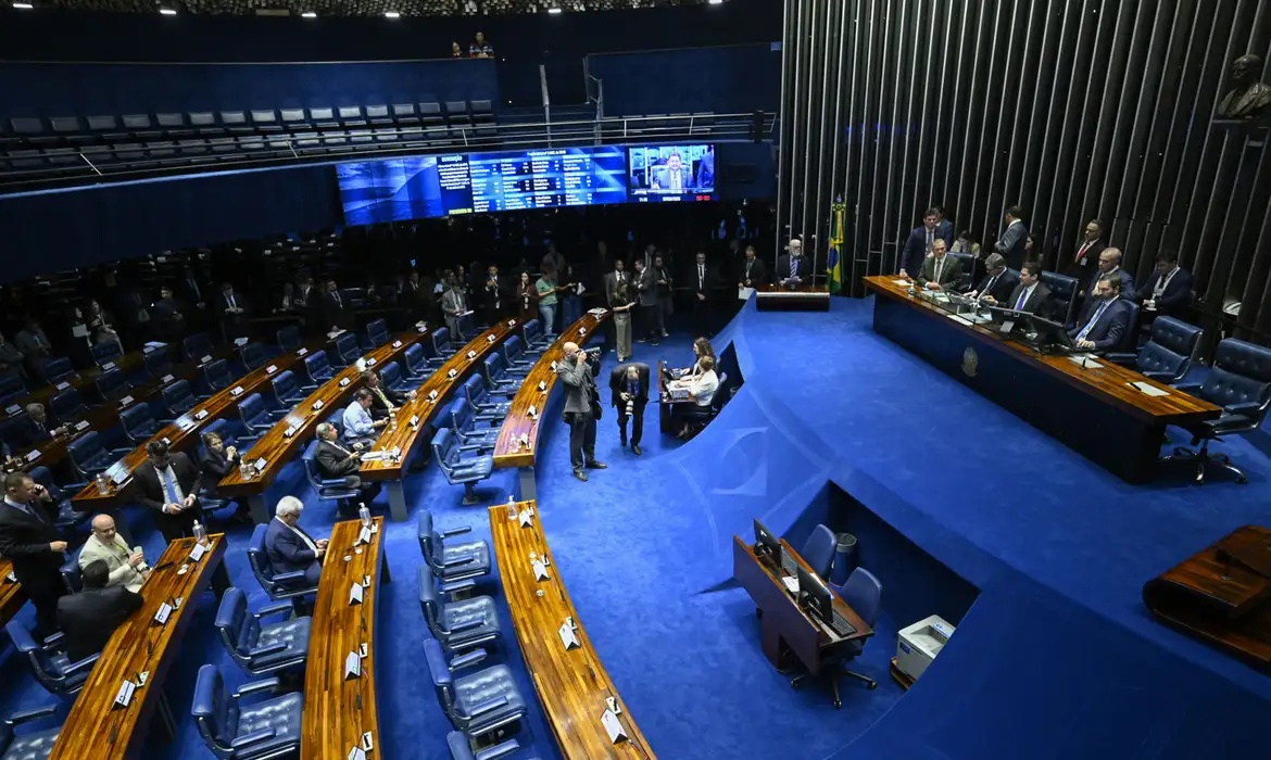 CCJ do senado discute PEC da Blindagem