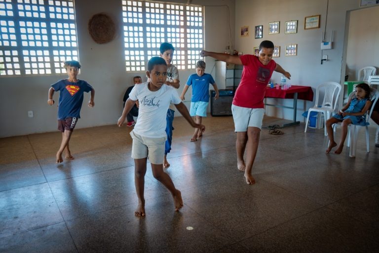 Crianças na Oficina de Breakin