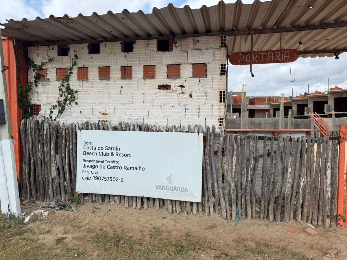 Da obra de milhões que foram desviados, só ficou a placa, caída