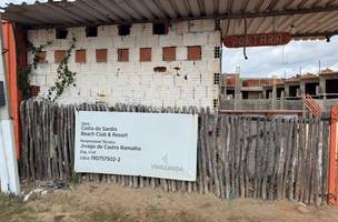 Da obra de milhões que foram desviados, só ficou a placa, caída (Foto: Reprodução)