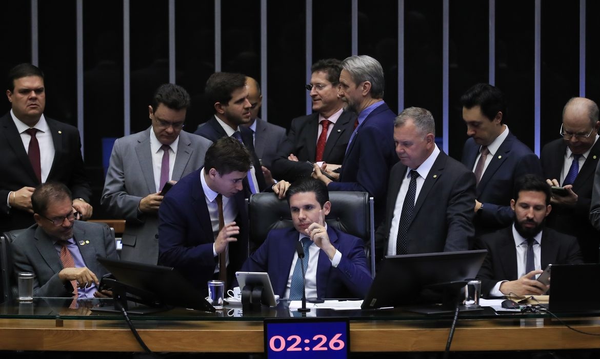 é aprovada por deputados e vai ao Senado