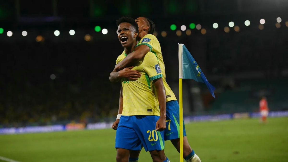 Estevão comemorando seu primeiro gol com a camisa da Seleção