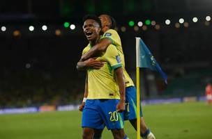 Estevão comemorando seu primeiro gol com a camisa da Seleção (Foto: Reprodução/X/@CONMEBOL)