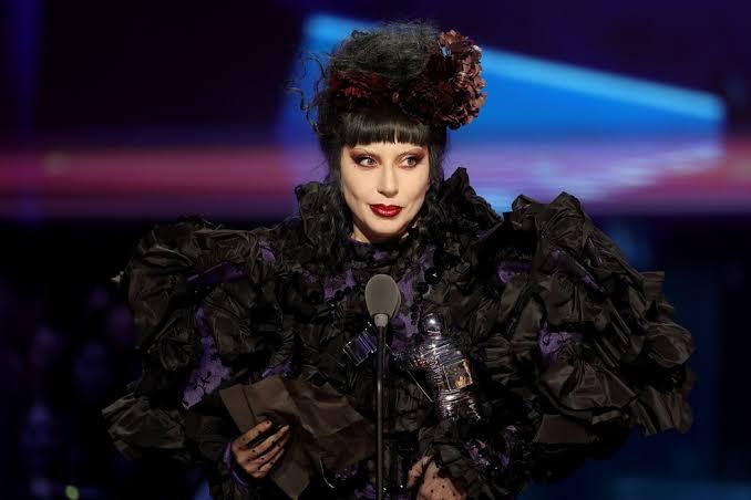 Lady Gaga vence o prêmio de artista do ano no VMA 2025