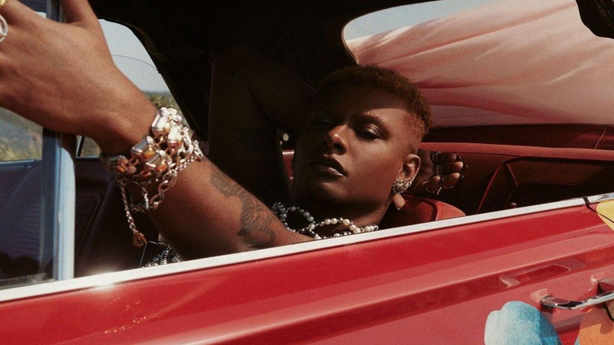 Liniker na capa de "Caju", álbum reconhecido nas principais categorias do Grammy Latino 2025