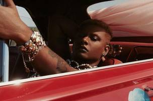 Liniker na capa de "Caju", álbum reconhecido nas principais categorias do Grammy Latino 2025 (Foto: Divulgação)