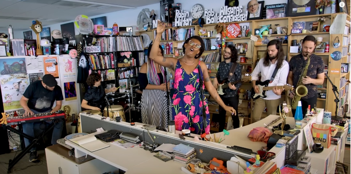 Liniker "Tiny Desk Concerts" em 2018  • YouTube/NPR Music