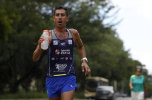 Medalhista de prata da marcha atlética Caio Bonfim durante treino em Brasília (Foto: Cristiano Mariz)