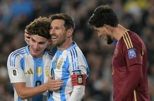 Messi marca dois gols em seu último jogo pela seleção argentina nas Eliminatórias da Copa (Foto: Juan Mabromata/AFP)