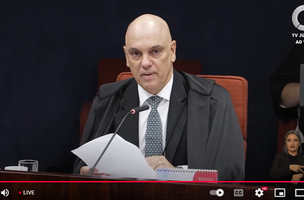 Ministro Alexandre de Moraes inicia julgamento de Bolsonaro e de outros sete réus (Foto: Reprodução/Youtube TV Justiça)
