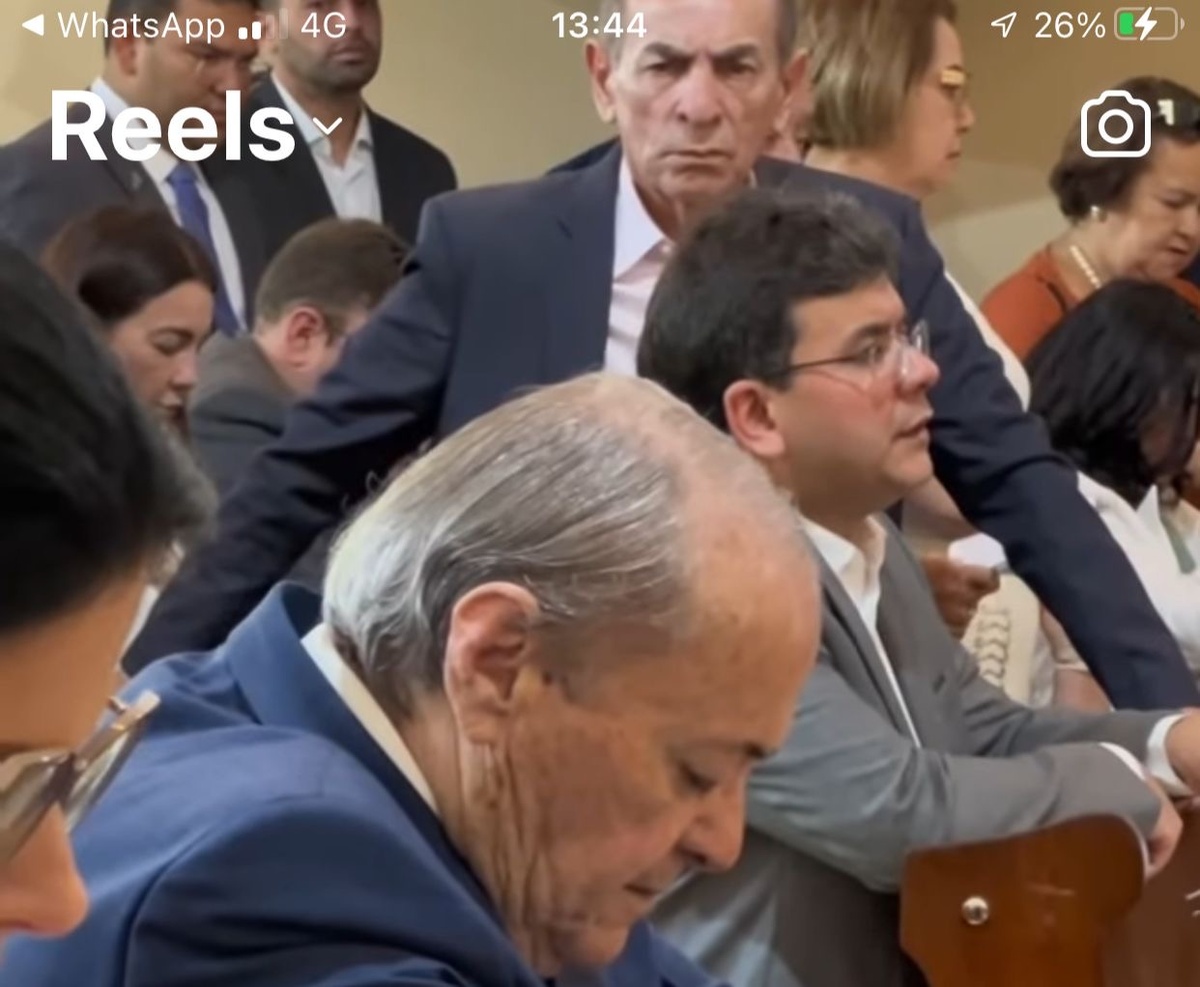 Ninguém entendeu o senador Marcelo Castro, em pé, na igreja, com cara de poucos amigos fitando o prefeito Silvio Mendes, de joelho, rezando