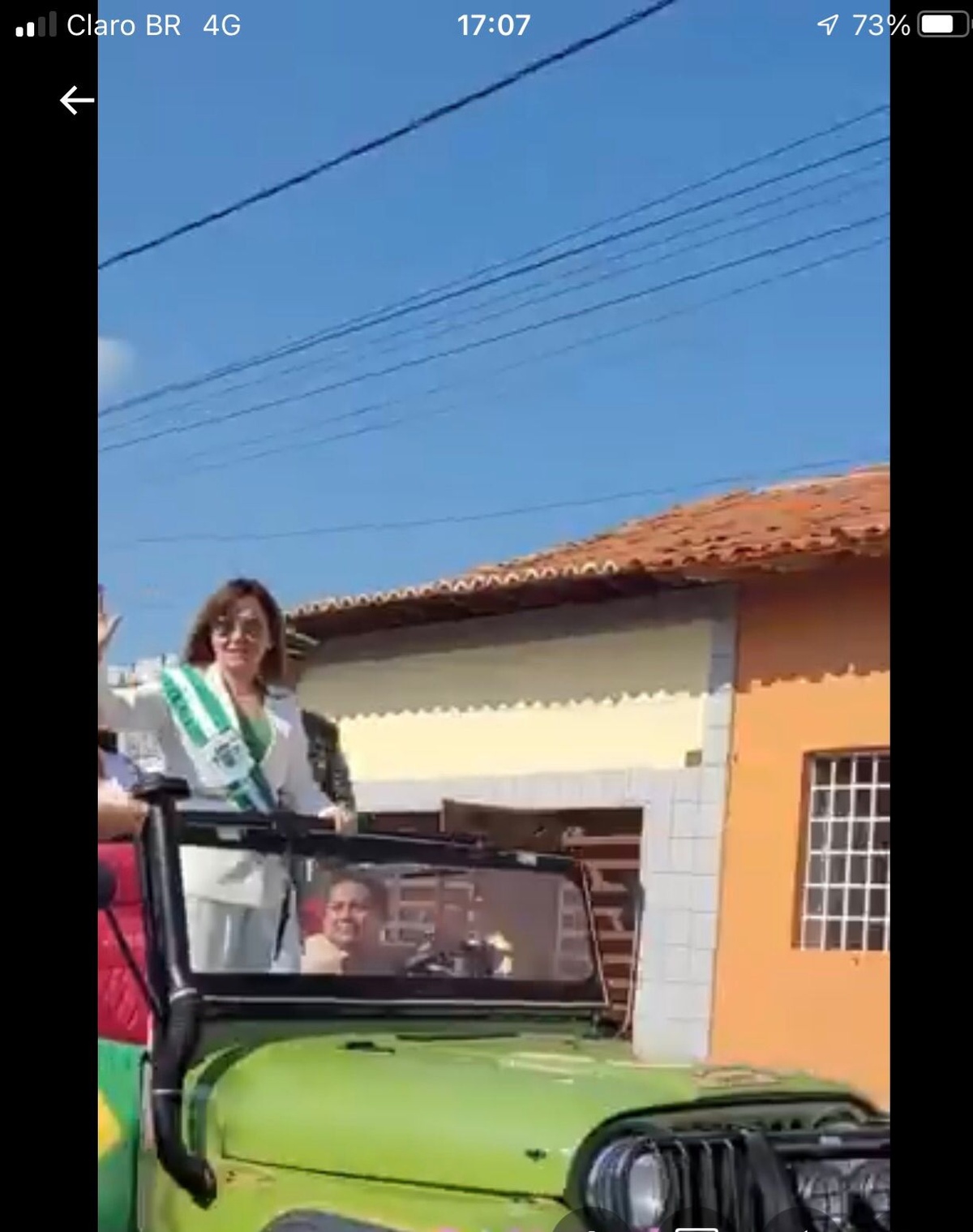 No 7 de Setembro, a prefeita Ivanária num cenário típico da cenográfica Sucupira, de Odorico Paraguassu, que tinha um jegue. Ela, aí, desfilando numa cidade fantasma, num jeep. Não ria.