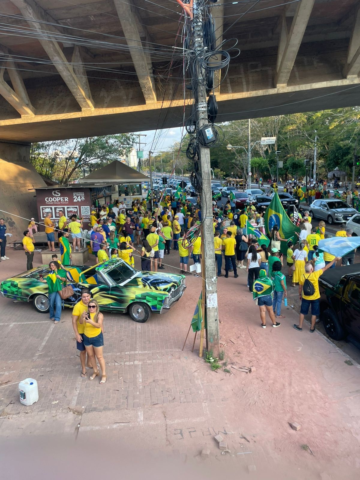 O aglomerado dos bolsonaristas debaixo da ponte, em Teresina. O ambiente interno, porém, é até de agressões físicas