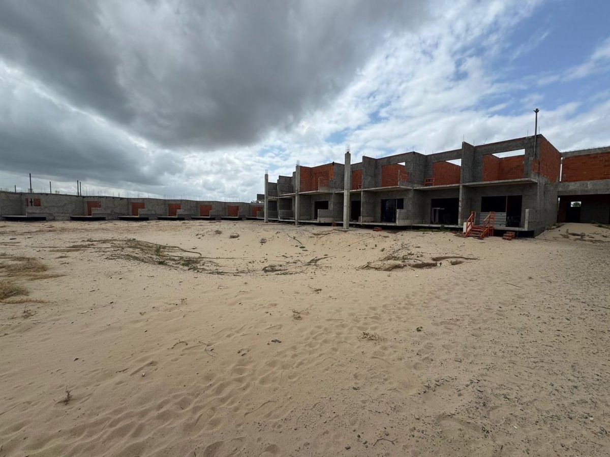 O canteiro mostra obras iniciadas na Costa do Sardim. Milhões sumiram. O construtor também