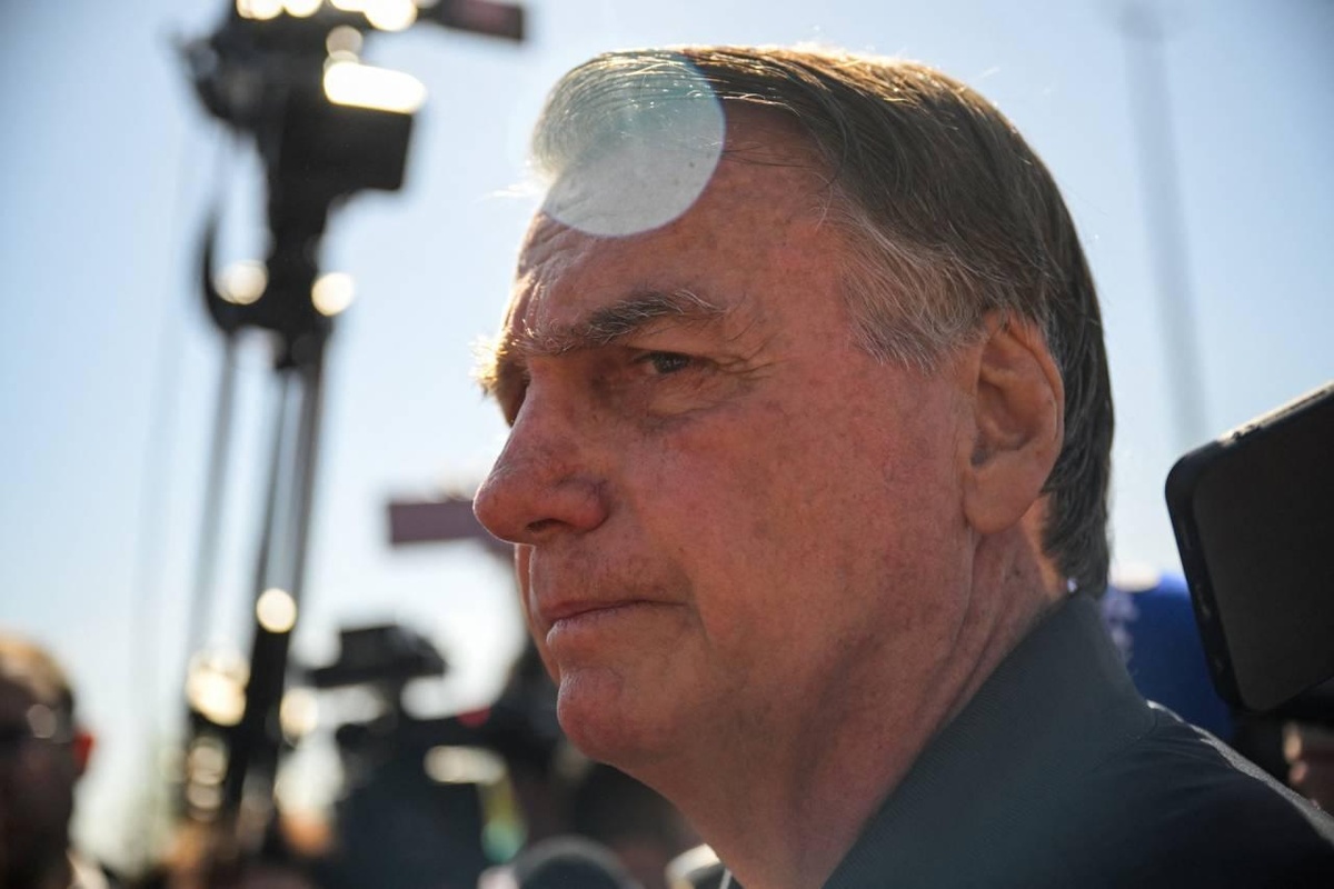 O ex-presidente Jair Bolsonaro fala à imprensa ao deixar a sede da Secretaria de Estado da Administração Penitenciária, em Brasília, em 18 de julho de 2025. REUTERS/Mateus Bonomi