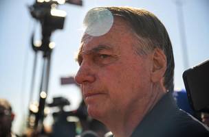 O ex-presidente Jair Bolsonaro fala à imprensa ao deixar a sede da Secretaria de Estado da Administração Penitenciária, em Brasília, em 18 de julho de 2025. REUTERS/Mateus Bonomi (Foto: Divulgação / InfoMoney)