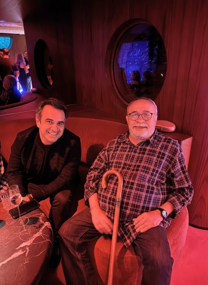 Quem conhece os dois, sabe que esses sorrisos são sinceros.  de grande satisfação
