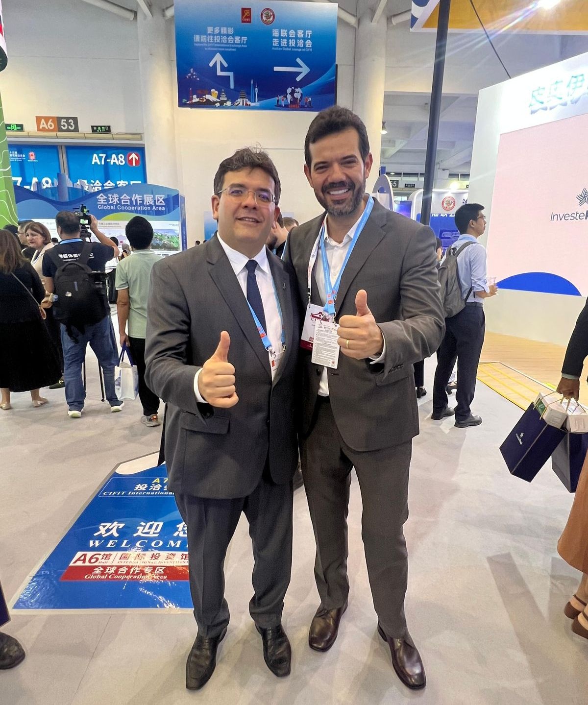 Rafael e o prefeito evandro no gesto caracteristico de “tudo bem?” Na China. Esperar para saber o que o prefeito vendeu ou comprou por lá