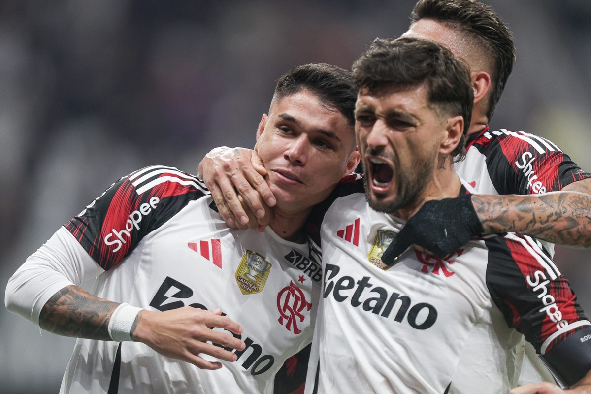 Rubro-Negro comemora vitória sobre o Corinthians