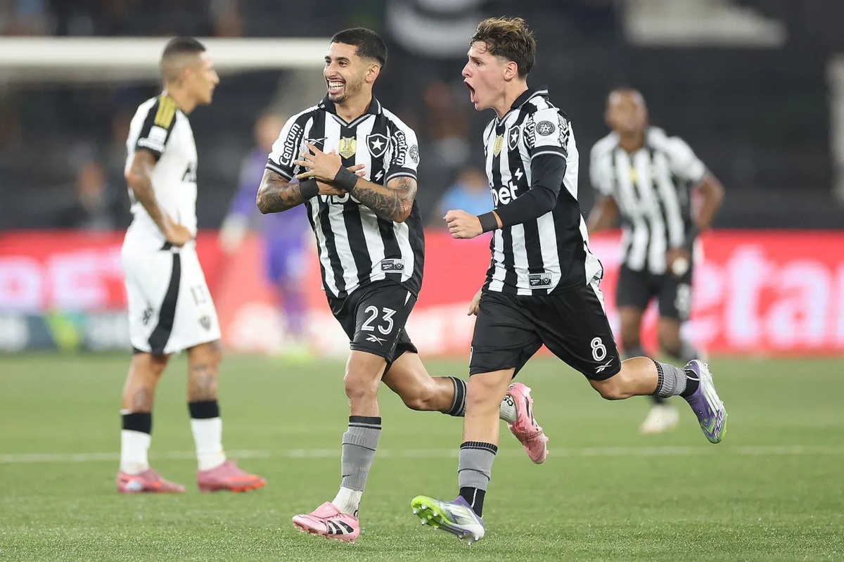 Santiago Rodríguez e Montoro comemorando um gol sobre o Atlético-MG