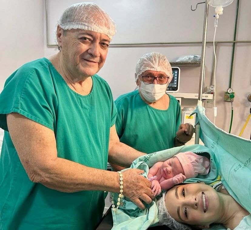 Silvio Mendes posa ao lado da afilhada após o parto da sua primeira filha
