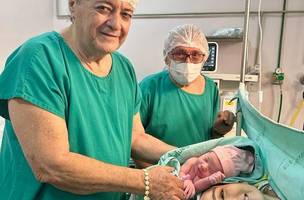Silvio Mendes posa ao lado da afilhada após o parto da sua primeira filha (Foto: Reprodução/Redes Sociais)