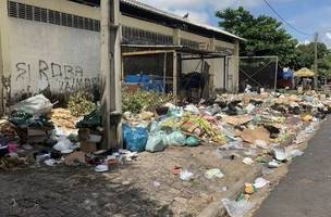 Teresina está com aa ruas intrafegáveis. O lixo domina os espaços (Foto: Reprodução)
