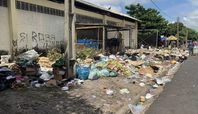 Teresina está com aa ruas intrafegáveis. O lixo domina os espaços