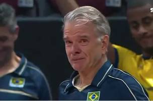 Treinador da seleção de vôlei não conteve as lágrimas na quadra após a notícia (Foto: Reprodução)
