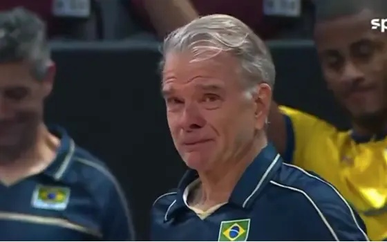 Treinador da seleção de vôlei não conteve as lágrimas na quadra após a notícia
