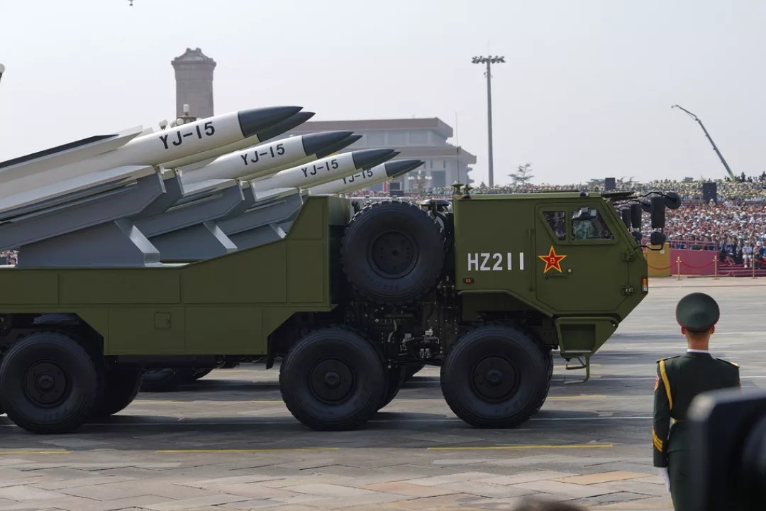 Um míssil antinavio YJ-15 passa durante um desfile militar para comemorar o 80.º aniversário do fim da Segunda Guerra Mundial, 3 de setembro de 2025