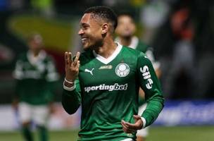 Vitor Roque comemora terceiro gol contra o Internacional pelo Brasileirão (Foto: Thiago Miyashiro/Pera Photo Press)