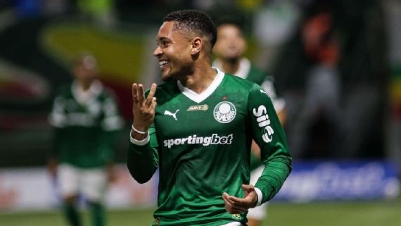 Vitor Roque comemora terceiro gol contra o Internacional pelo Brasileirão