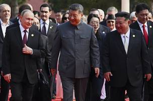 Vladimir Putin, Xi Jinping e Kim Jong Un chegam a um desfile militar para marcar o 80.º aniversário do fim da Segunda Guerra Mundial em Pequim, China. (AP) (Foto: Reprodução)