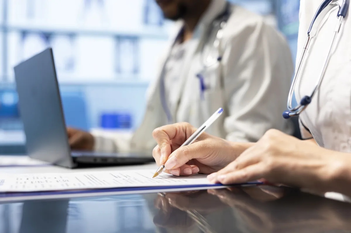 Atestado médico em papel segue válido em 2026, esclarece conselho