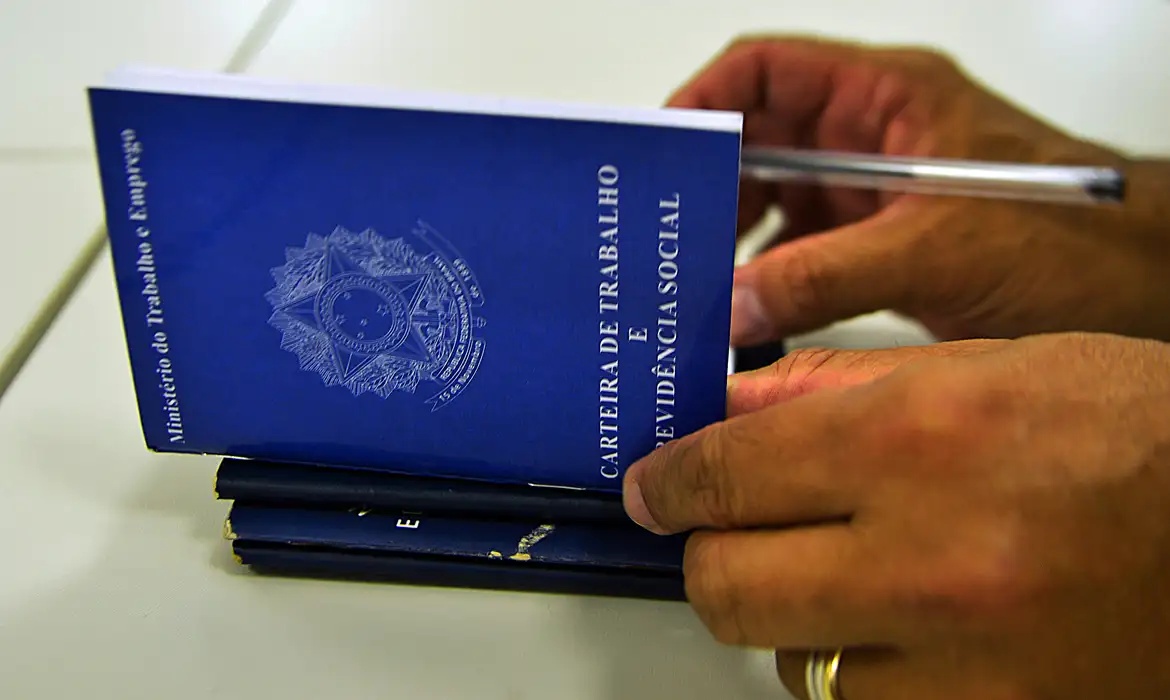 Brasil cria 1,27 milhão de empregos formais, menor saldo desde a pandemia
