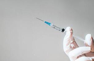 Em ensaio clínico, a injeção semestral de lenacapavir demonstrou 96% de eficácia na prevenção contra infecção por HIV (Foto: Catherine Falls Commercial/GettyImages)
