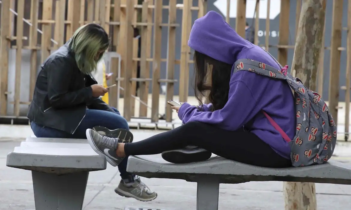 Estuda Proibição de Redes Sociais para Crianças