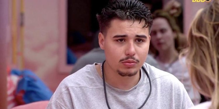 Ex-BBB Pedro Henrique Espíndola é internado em unidade de saúde mental no PR