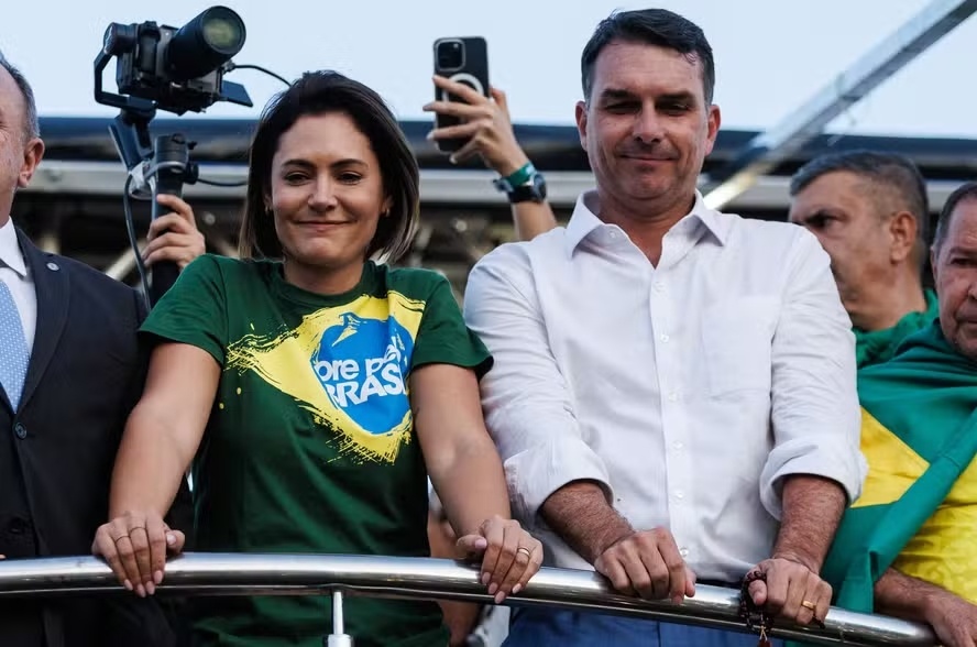 Flávio Bolsonaro em queda de braço com a madrasta Michele
